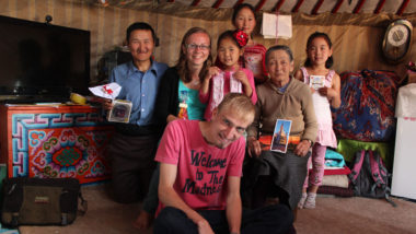 Wnętrze jurty Mongolia rodzina