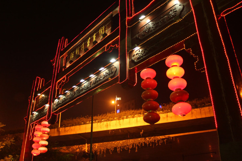 Brama do ulicy z restauracjami w Chinach