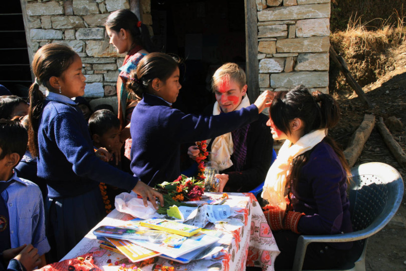 Церемония "тики" в школе Непала