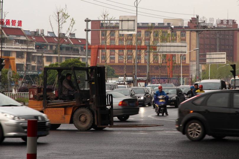 Wózek widłowy na ulicy w Chinach