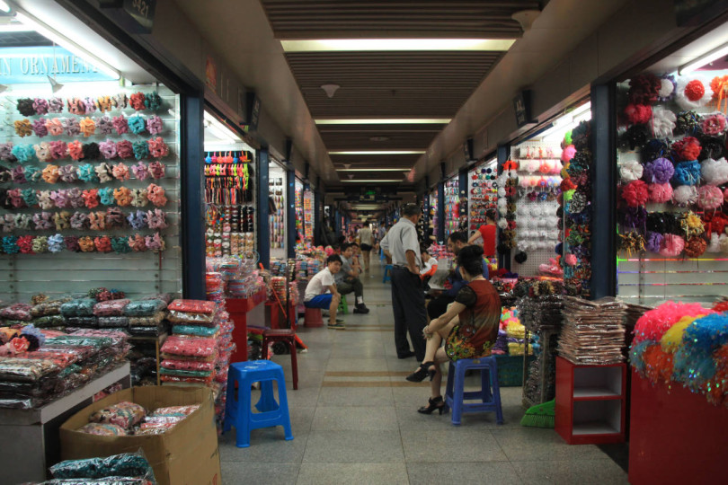 Wnętrze marketu w Yiwu