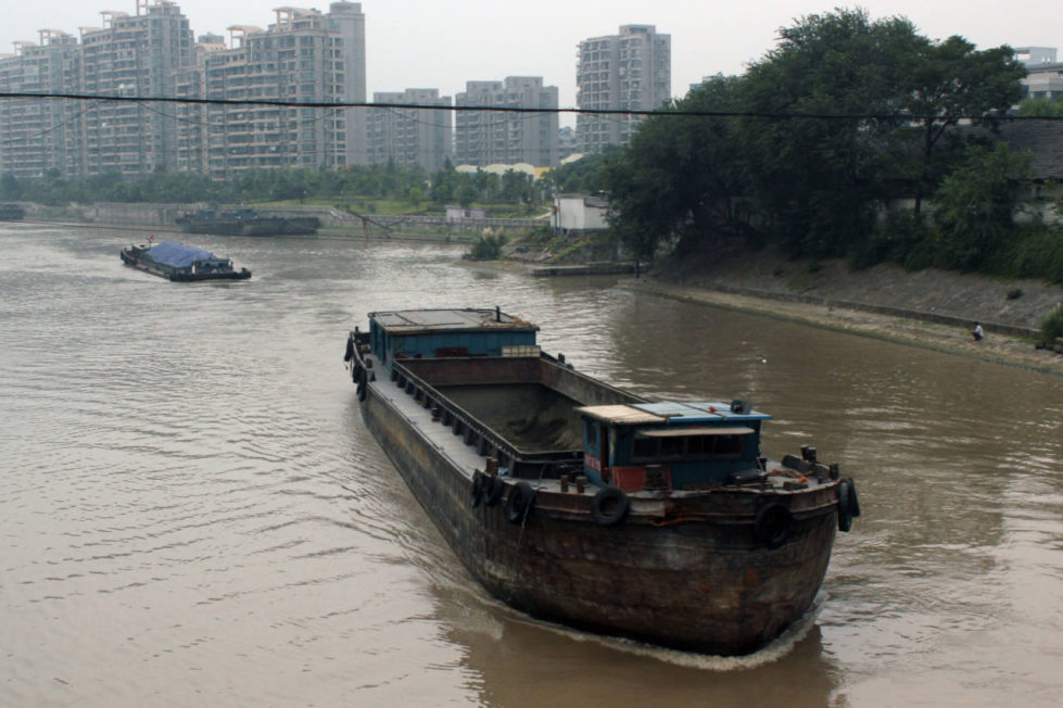 Баржи плывущие по Великому Каналу в Ханчжоу