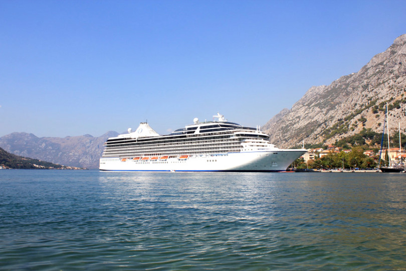 Statek pasażerski w Kotorze