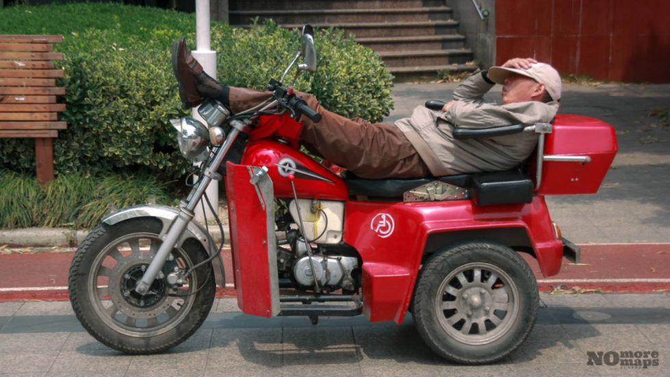 Chińczyk śpi na motocyklu