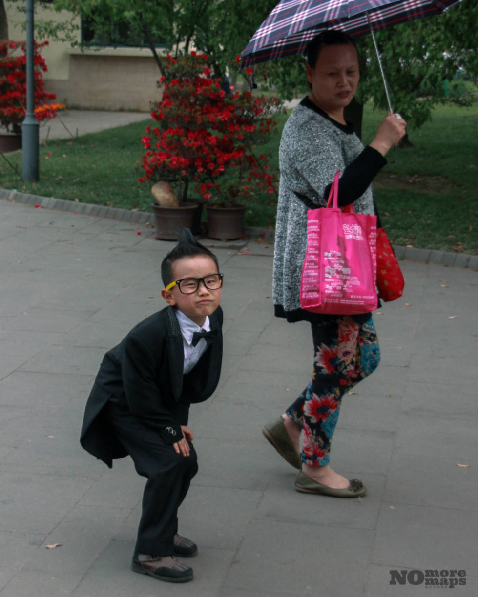 Dziecko we fraku w Szanghaju