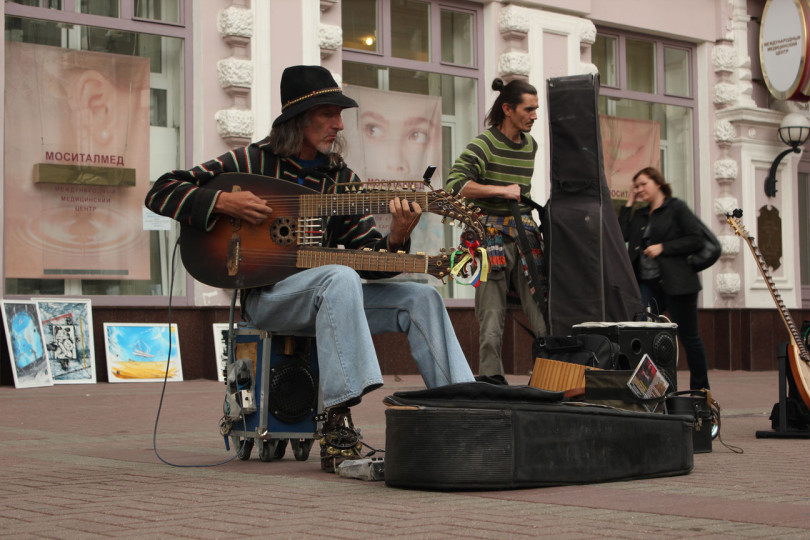 Grajek, podwójna gitara, Arbat Moskwa