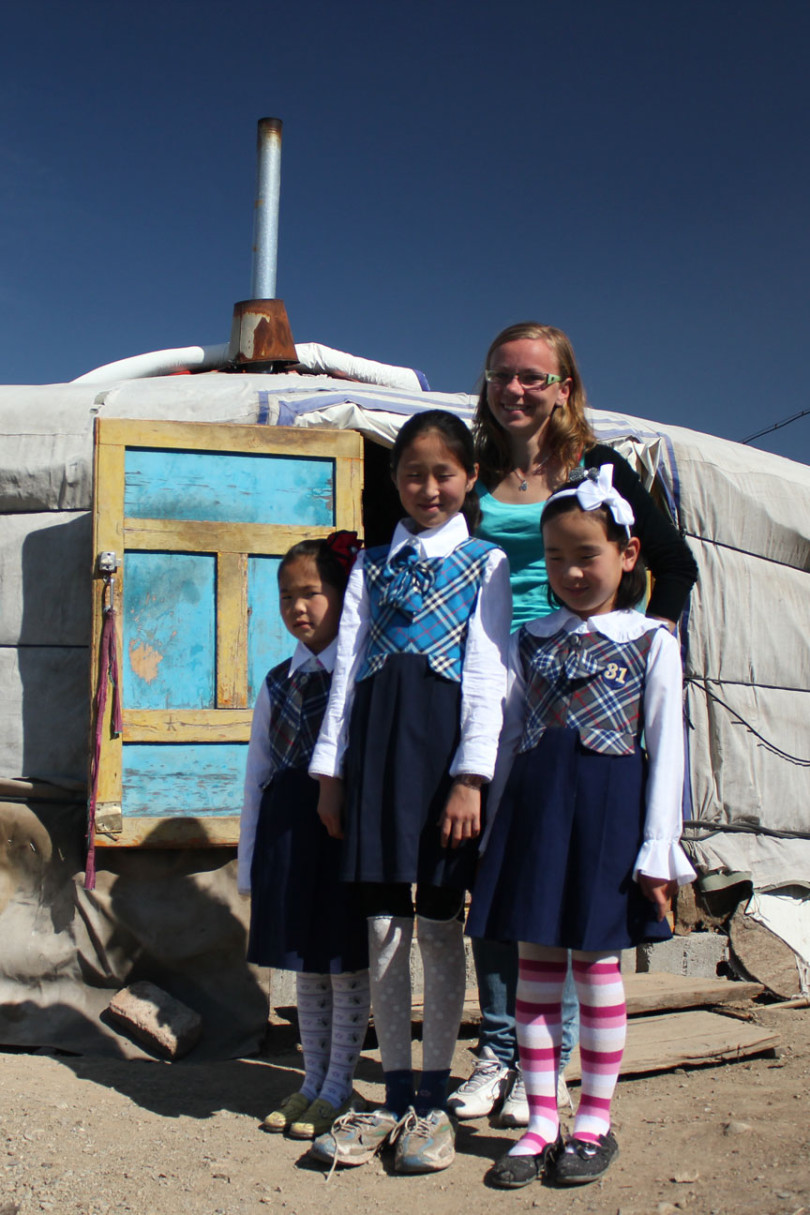 Dziewczyny w szkolnych mundurkach w Mongolii