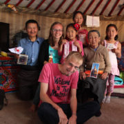 Wnętrze jurty Mongolia rodzina
