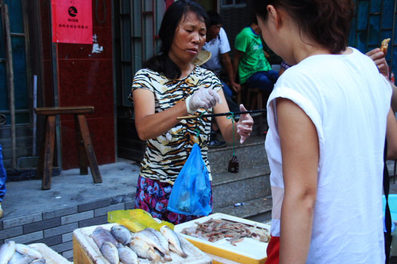 Действительно, рынки на улицах полны свежих и недорогих морепродуктов.