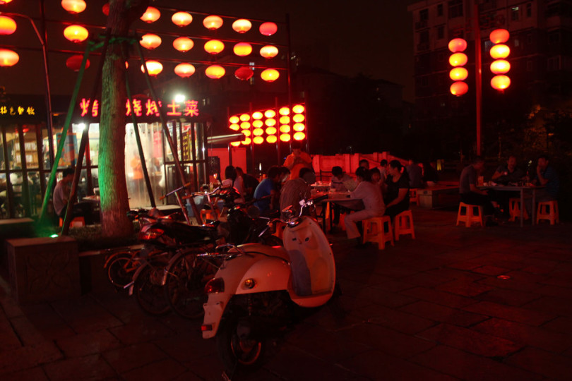 Lampiony i plastikowe taborety w Chinach