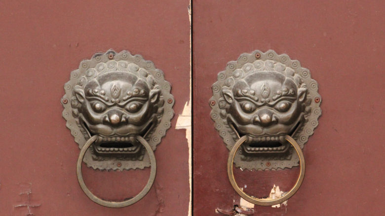 Chiński smok na drzwiach