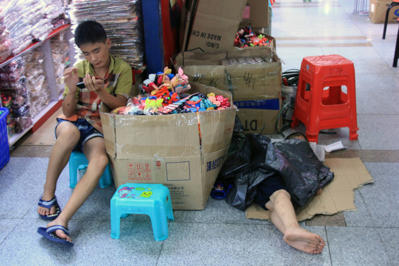 Dzieci w sklepach w Yiwu