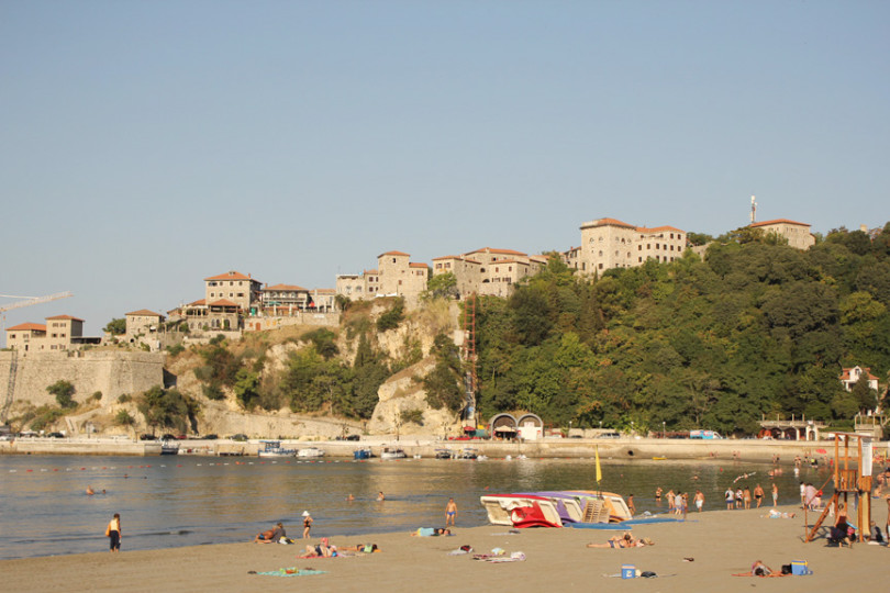 Plaża piaszczysta w Czarnogórze
