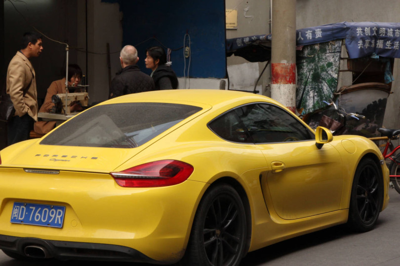 Dziewczyna z Szanghaju w żółtym Porsche