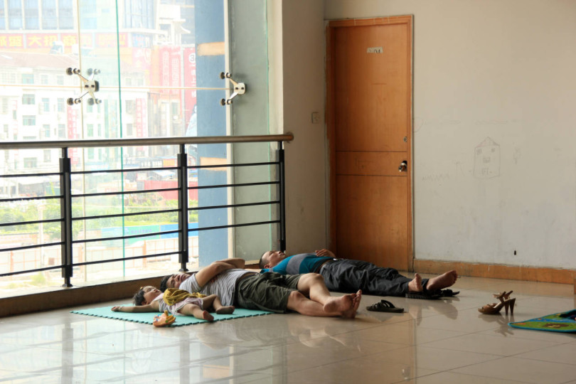 Chińczyk śpi na podłodze w Yiwu