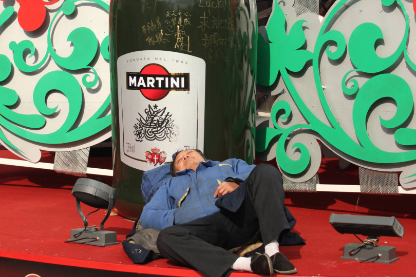 Zasnął pod reklamą Martini w Chinach